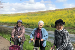 施設の前にて春の散歩風景